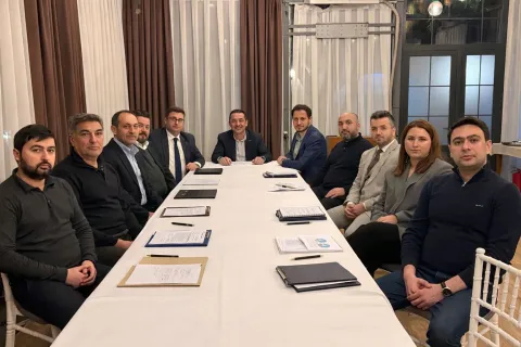 baku_is_dunyasi_temsilcileri_masa